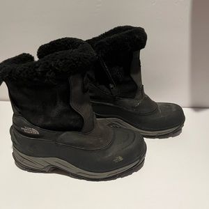 North Face WARM winter boots. Size 8 Black, side zip, easy on/off, thick tread